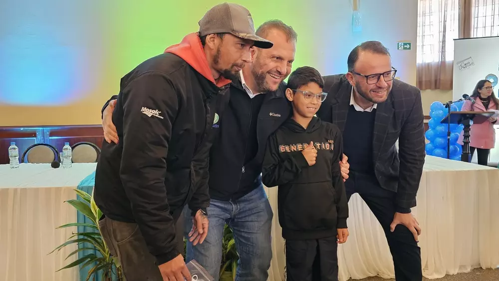 Programa Bons Olhos Paraná entrega óculos para  estudantes de Rio Negro
